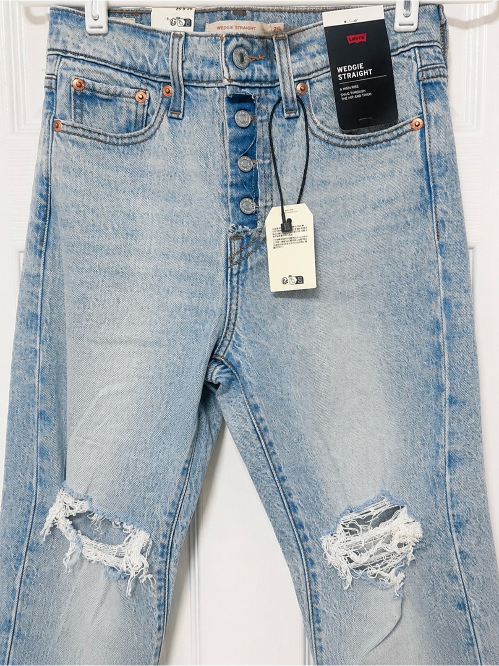 Levi’s Wedgie Straight Distressed Jeans NWT Light Wash 25x26 - Picture 3 of 8